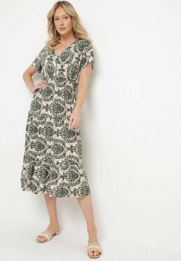 Born2be - Ciemnozielona Bawełniana Sukienka o Rozkloszowanym Kroju z Gumką w Pasie Desilona. Okazja: na co dzień. Typ kołnierza: dekolt w kształcie V. Kolor: zielony. Materiał: bawełna. Długość rękawa: krótki rękaw. Styl: casual, elegancki