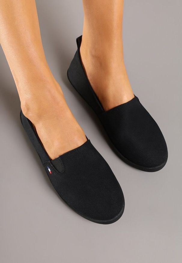 Renee - Czarne Tenisówki Vices Basic z Materiałowymi Gumkami Aretela. Okazja: na co dzień. Kolor: czarny. Materiał: materiał. Styl: elegancki, casual