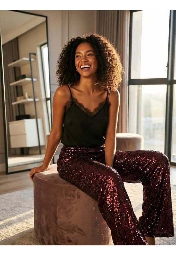 Sinsay - Spodnie wide leg z błyszczącymi cekinami - bordowy. Kolor: czerwony