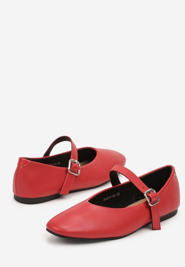 Renee - Czerwone Balerinki na Płaskiej Podeszwie w Stylu Mary Jane Ozdobione Kwadratowym Noskiem Treloma. Zapięcie: pasek. Kolor: czerwony. Materiał: jeans. Wzór: aplikacja. Obcas: na płaskiej podeszwie. Styl: klasyczny, elegancki. Wysokość obcasa: niski