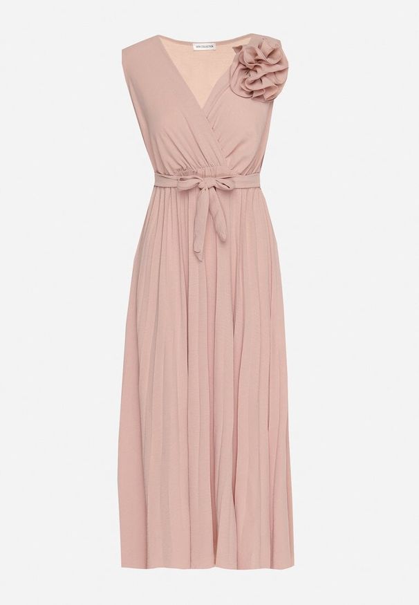 Born2be - Różowa Plisowana Sukienka z Paskiem i Gumką w Talii Ozdobiona Broszką Kwiatem Vikmirra. Okazja: na wesele, na imprezę, na randkę, na ślub cywilny. Typ kołnierza: dekolt w kształcie V. Kolor: różowy. Wzór: kwiaty, aplikacja. Styl: elegancki, klasyczny