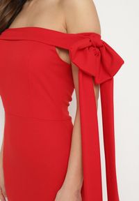 Born2be - Czerwona Koktajlowa Taliowana Sukienka Ozdobiona Kokardą Emallle. Typ kołnierza: kokarda. Kolor: czerwony. Wzór: aplikacja. Typ sukienki: dopasowane. Styl: wizytowy #5