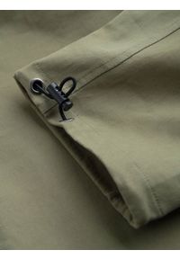 Ombre Clothing - Męskie spodnie cargo STRAIGHT LEG z trójkątnym pinem na kieszeni – oliwkowe V2. Okazja: na co dzień. Kolor: oliwkowy. Materiał: bawełna, elastan, materiał. Wzór: gładki. Styl: casual, elegancki #5