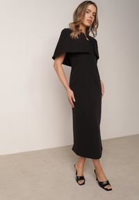 Born2be - Czarna Dopasowana Elegancka Sukienka VICES z Pelerynką Celareca. Kolor: czarny. Materiał: poliester. Długość rękawa: na ramiączkach. Styl: elegancki #1