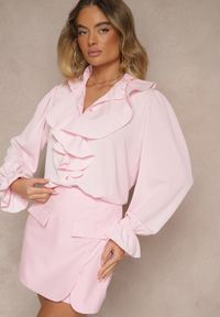 Renee - Różowa Koszula z Ozdobnymi Falbankami Jeneviella. Okazja: na co dzień. Typ kołnierza: kołnierz z falbankami. Kolor: różowy. Wzór: aplikacja. Styl: klasyczny, casual