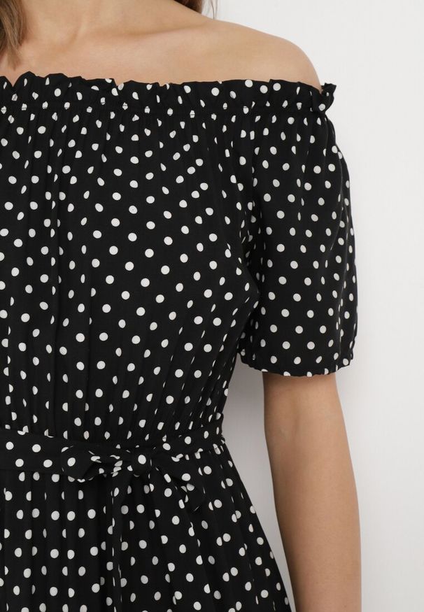 Born2be - Czarna Sukienka Paphophi. Kolor: czarny. Materiał: materiał, tkanina, wiskoza. Długość rękawa: krótki rękaw. Wzór: kropki. Długość: midi