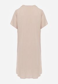 Born2be - Beżowa Wiskozowa Sukienka o Pudełkowym Kroju z Dekoltem V z Guzikami Berborin. Okazja: do pracy, na co dzień. Kolekcja: plus size. Kolor: beżowy. Materiał: wiskoza. Typ sukienki: proste, dla puszystych. Styl: klasyczny, casual #8