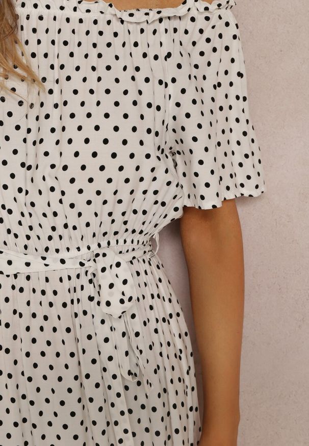 Renee - Biała Sukienka Kaliphanthe. Typ kołnierza: dekolt hiszpanka. Kolor: biały. Materiał: wiskoza, materiał. Wzór: nadruk, grochy. Typ sukienki: rozkloszowane. Styl: boho, retro