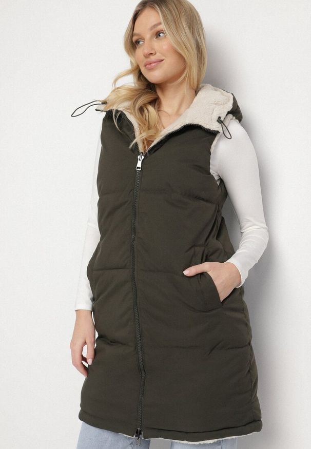 Born2be - Ciemnozielona Pikowana Kamizelka Dwustronna z Futerkiem Typu Baranek i Kapturem Lertiala. Okazja: na co dzień. Kolor: zielony. Materiał: futro. Wzór: aplikacja. Styl: elegancki, casual, klasyczny