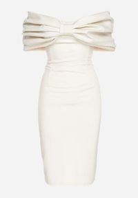 Born2be - Beżowa Taliowana Sukienka Dopasowana z Odsłoniętymi Ramionami i Drapowaniem Palamiria. Okazja: na randkę, na imprezę. Kolor: beżowy #6