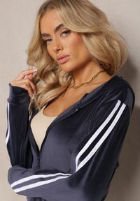 Renee - Granatowy 2-Częściowy Komplet Dresowy z Weluru z Ozdobnymi Lampasami Bluza i Spodnie Anelpe. Kolor: niebieski. Materiał: welur, dresówka