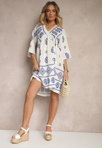 Renee - Niebiesko-Biała Sukienka z Wiskozy w Stylu Boho Virisna. Okazja: na co dzień, na imprezę, na spacer. Typ kołnierza: dekolt w kształcie V. Kolor: niebieski. Materiał: wiskoza. Wzór: aplikacja, kolorowy. Sezon: lato. Styl: boho