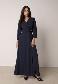 Born2be - Granatowa Kopertowa Sukienka Wieczorowa z Metaliczną Aplikacją w Talii Henalana. Okazja: na imprezę. Typ kołnierza: dekolt w serek. Kolor: niebieski. Wzór: aplikacja. Typ sukienki: kopertowe. Styl: wizytowy #4