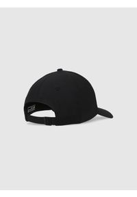 4f - Czapka z daszkiem strapback uniseks - czarna. Kolor: czarny. Materiał: syntetyk, materiał. Sezon: lato. Styl: sportowy