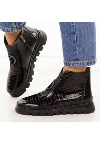 Czarne lakierowane botki damskie Filippo Dbt7169/25. Nosek buta: okrągły. Kolor: czarny. Materiał: lakier, skóra. Szerokość cholewki: normalna. Wzór: aplikacja. Sezon: zima, jesień. Styl: klasyczny, rockowy, elegancki #1