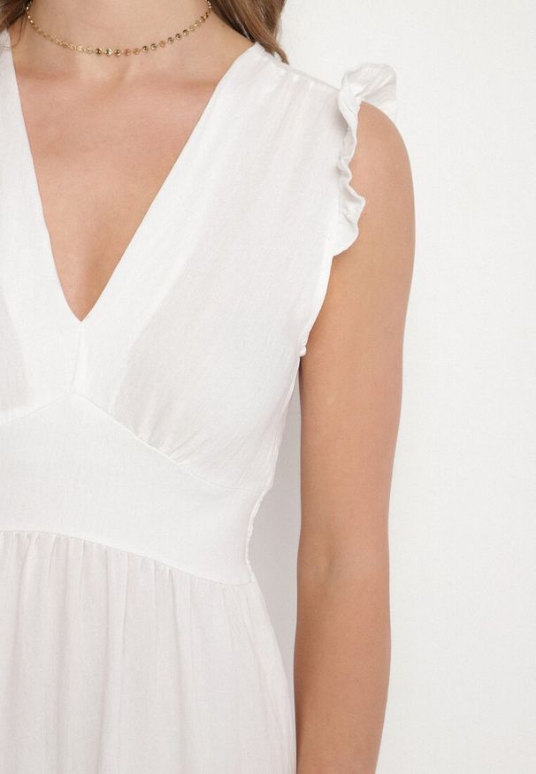 Born2be - Biała Wiskozowa Sukienka z Falbankami Sadoline. Okazja: na co dzień. Typ kołnierza: kołnierz z falbankami. Kolor: biały. Materiał: wiskoza. Styl: boho, casual