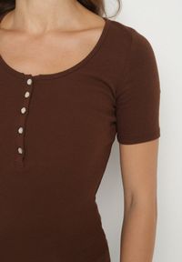 Born2be - Brązowy Prążkowany T-shirt z Bawełny Ozdobiony Guzikami Tasavia. Okazja: na co dzień. Kolor: brązowy. Materiał: prążkowany, bawełna. Wzór: aplikacja. Styl: casual, klasyczny #7