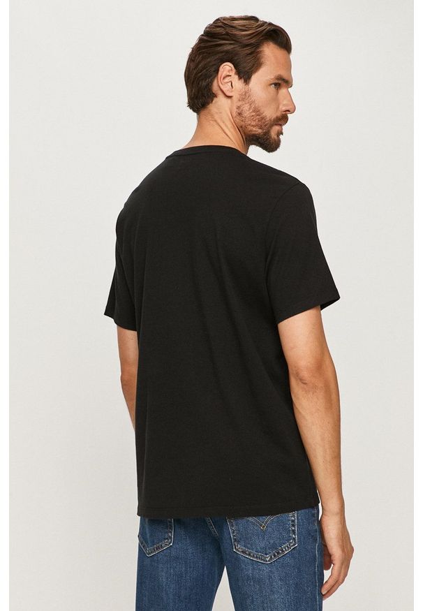 Levi's® - Levi's - T-shirt. Okazja: na co dzień, na spotkanie biznesowe. Kolor: czarny. Materiał: dzianina. Wzór: gładki. Styl: biznesowy, casual