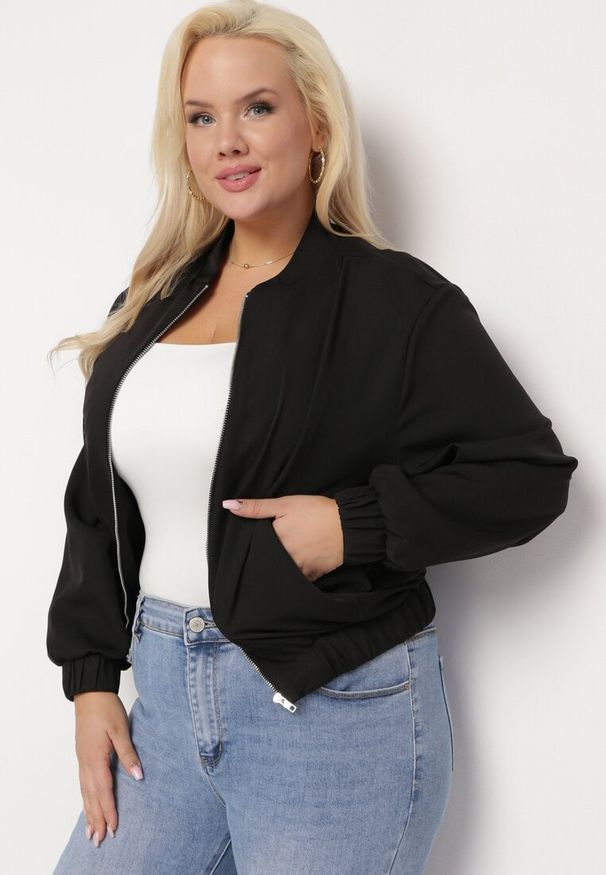 Born2be - Czarna Bluza Bomberka z Kieszeniami z Kaplami Bervialia. Kolekcja: plus size. Kolor: czarny