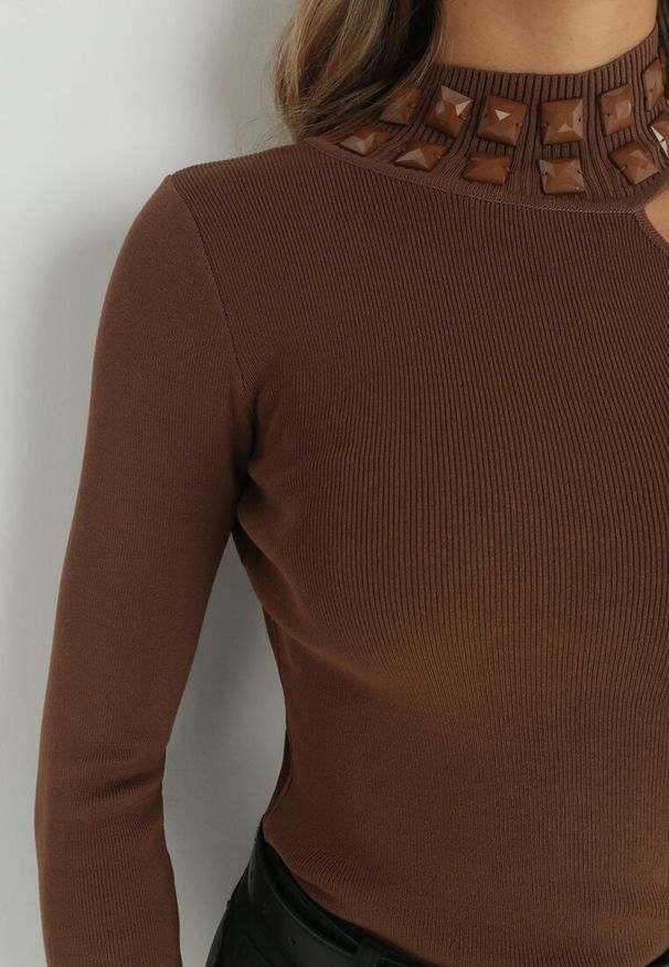 Born2be - Ciemnobrązowy Golf na Jedno Ramię z Prążkowanej Dzianiny Kennet. Okazja: na co dzień. Typ kołnierza: golf. Kolor: brązowy. Materiał: prążkowany, dzianina. Styl: casual, elegancki