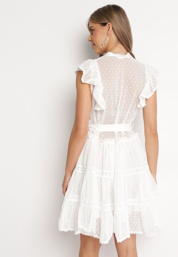 Born2be - Biała Koszulowa Sukienka Mini z Falbankami i Wiązanym Paskiem Divertire. Typ kołnierza: kołnierz z falbankami. Kolor: biały. Materiał: tkanina, materiał. Typ sukienki: koszulowe. Długość: mini