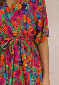 Renee - Różowa Sukienka z Wiskozy Lylian. Kolor: różowy. Materiał: wiskoza. Wzór: aplikacja, kwiaty. Sezon: lato. Typ sukienki: kopertowe. Styl: retro, elegancki. Długość: maxi #3