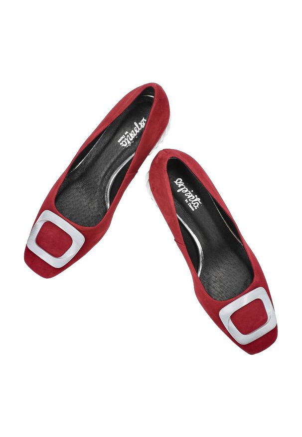 Czerwone Czółenka Espirito Eleganckie Buty Damskie. Zapięcie: klamry. Kolor: czerwony. Materiał: zamsz, skóra. Szerokość cholewki: normalna. Wzór: aplikacja. Obcas: na obcasie. Styl: elegancki. Wysokość obcasa: średni