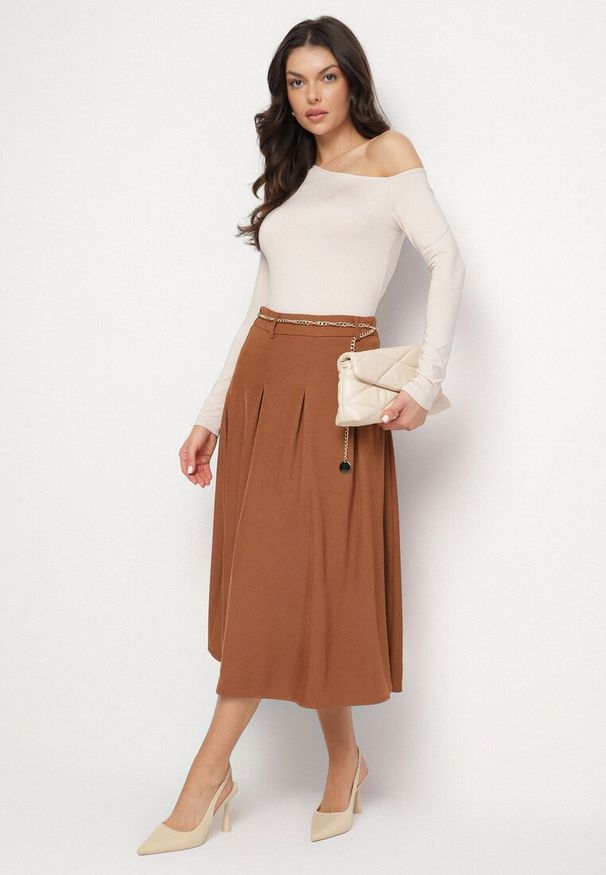 Born2be - Brązowa Rozkloszowana Spódnica z Wiskozą Ozdobiona Łańcuszkiem w Pasie Lilindrae. Okazja: na spotkanie biznesowe. Kolor: brązowy. Materiał: wiskoza. Wzór: aplikacja. Styl: biznesowy, elegancki