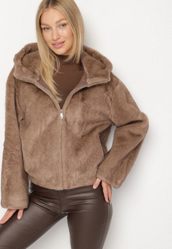 Born2be - Brązowa Kurtka Futrzana z Nieodpinanym Kapturem Lanasia. Okazja: na co dzień. Kolor: brązowy. Materiał: futro. Styl: casual, elegancki