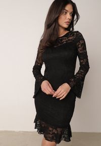 Born2be - Czarna Koronkowa Sukienka z Wiskozą Zdobiona Falbanami u Dołu i przy Rękawach Prisea. Okazja: na co dzień, na randkę, na wesele, na ślub cywilny. Typ kołnierza: kołnierz z falbankami. Kolor: czarny. Materiał: wiskoza, koronka. Wzór: aplikacja. Typ sukienki: proste. Styl: elegancki, casual #1