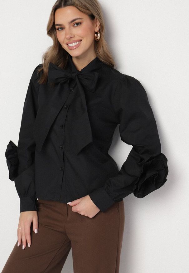 Born2be - Czarna Koszula z Ozdobnym Wiązaniem i Falbankami Zalimira. Okazja: na co dzień. Typ kołnierza: kołnierz z falbankami. Kolor: czarny. Materiał: jeans. Styl: elegancki, casual