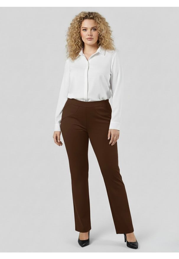 Moda Size Plus Iwanek - Brązowe elastyczne spodnie Miya na gumce PLUS SIZE XXL OVERSIZE JESIEŃ. Okazja: na co dzień, do pracy, na spacer. Kolekcja: plus size. Kolor: brązowy. Materiał: tkanina, materiał, nylon, włókno. Sezon: jesień. Styl: casual, elegancki