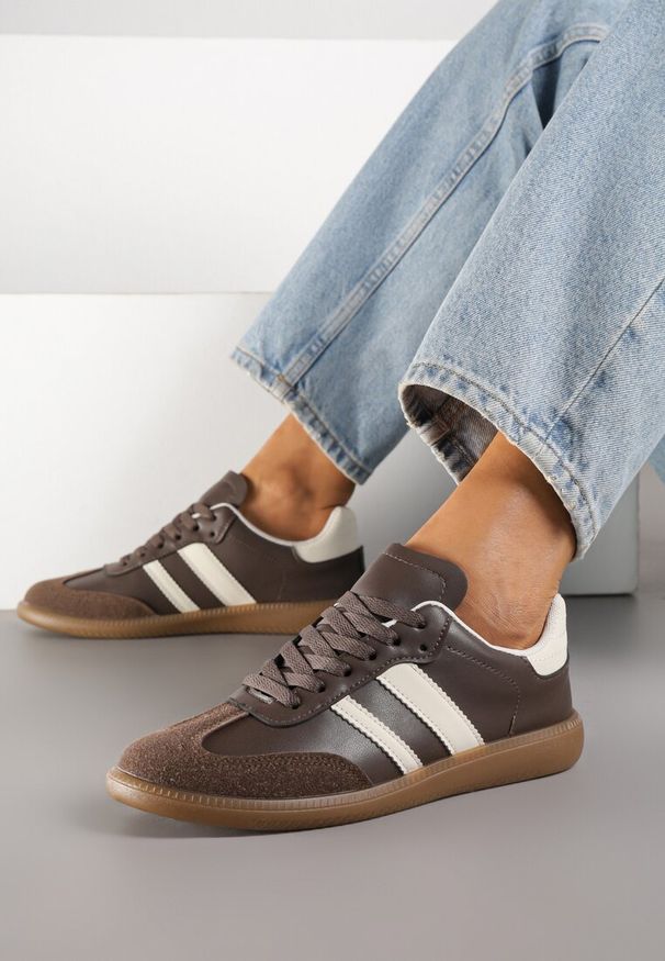 Born2be - Brązowe Płaskie Sneakersy Ozdobione Paskami Glaria. Okazja: na co dzień. Zapięcie: pasek. Kolor: brązowy. Materiał: jeans. Wzór: aplikacja