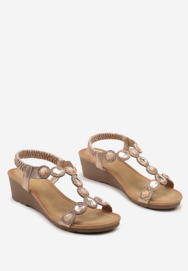 Born2be - Szampańskie Sandały Wsuwane na Koturnie z Cyrkoniami Vasilia. Okazja: na spacer. Zapięcie: bez zapięcia. Kolor: złoty. Wzór: aplikacja. Obcas: na koturnie. Styl: elegancki. Wysokość obcasa: średni