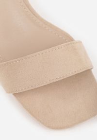 Born2be - Ciemnobeżowe Klasyczne Sandały VICES na Niskim Słupku z Paskiem Wokół Kostki Atenohre. Zapięcie: pasek. Kolor: beżowy. Materiał: zamsz, skóra. Sezon: lato. Obcas: na słupku. Styl: klasyczny. Wysokość obcasa: średni #7