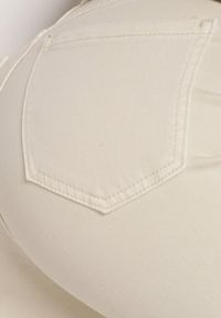 Born2be - Jasnobeżowe Jeansy o Szerokim Fasonie z Wysokim Stanem i Surowymi Krawędziami Cattia. Okazja: na co dzień. Stan: podwyższony. Kolor: beżowy. Styl: casual #2