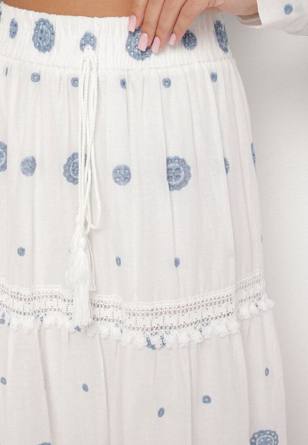 Born2be - Biała Bawełniana Spódnica o Rozkloszowanym Kroju Zdobiona Haftem Silomira. Okazja: na co dzień, na spacer. Kolor: biały. Materiał: bawełna. Wzór: haft, aplikacja. Styl: casual, klasyczny, elegancki