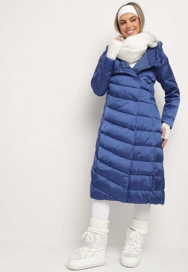 Born2be - Niebieska Długa Pikowana Kurtka Płaszcz z Kapturem i Ozdobnymi Suwakami Vlemika. Typ kołnierza: kaptur. Kolor: niebieski. Długość: długie
