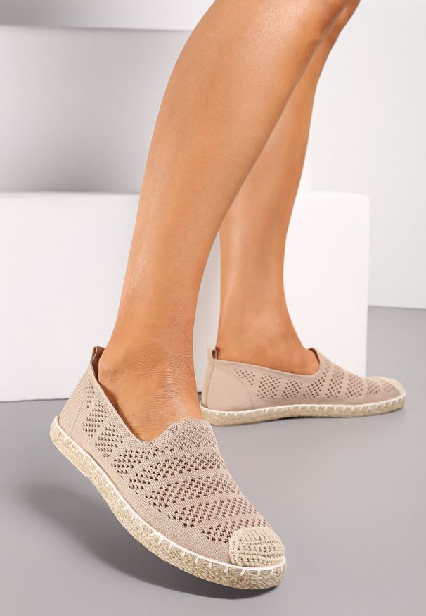 Born2be - Ciemnobeżowe Espadryle z Plecionką i Ażurowym Zdobieniem Lanivesa. Okazja: na co dzień, na spacer. Kolor: beżowy. Materiał: jeans, materiał, len. Szerokość cholewki: normalna. Wzór: ażurowy, aplikacja. Sezon: wiosna, lato. Styl: wakacyjny, casual, klasyczny, elegancki