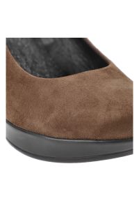 Brązowe Czółenka Karino Eleganckie Obuwie Damskie Na Koturnie. Okazja: na co dzień, na spotkanie biznesowe. Kolor: brązowy. Materiał: tworzywo sztuczne, skóra, welur. Obcas: na koturnie. Styl: elegancki #7