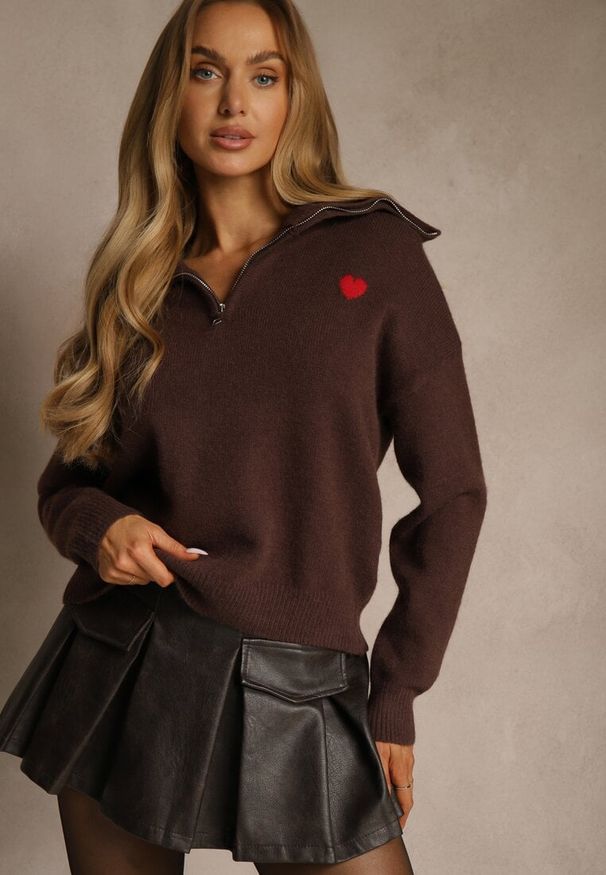 Renee - Brązowy Sweter z Wełną Wiskozą i Bawełną z Sercem Monisella. Kolor: brązowy. Materiał: wełna, bawełna, wiskoza