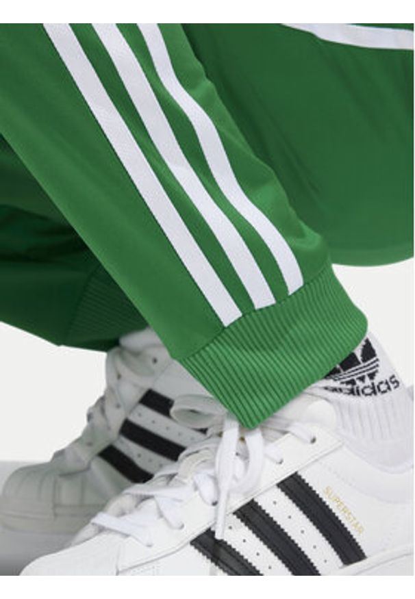 Adidas - adidas Spodnie dresowe adicolor SST IY7461 Zielony Regular Fit. Kolor: zielony. Materiał: syntetyk