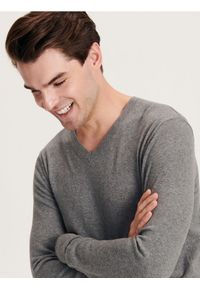 Reserved - Sweter z dekoltem V - ciemnoszary. Kolor: szary. Materiał: dzianina, bawełna #1