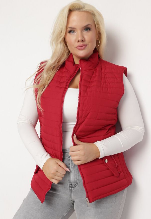 Born2be - Bordowa Kamizelka Pikowana z Kieszeniami na Klapy Nivafa. Okazja: na co dzień. Kolor: czerwony. Styl: casual