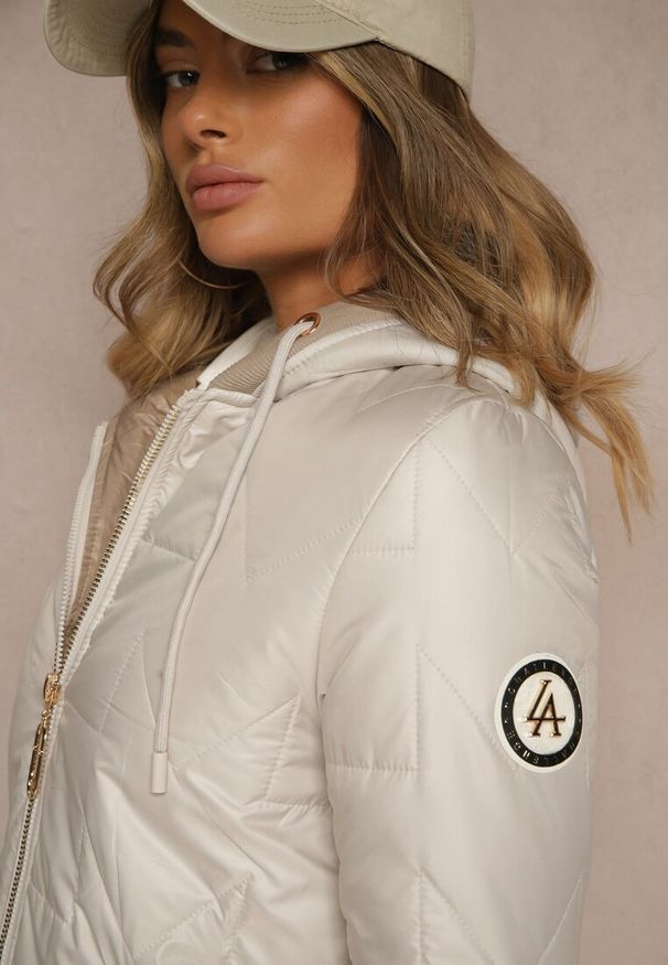 Renee - Jasnoszara Kurtka z Pikowanymi Przeszyciami Kapturem i Dłuższym Tyłem Tuleina. Okazja: na co dzień. Kolor: szary. Materiał: jeans. Długość: długie. Styl: casual