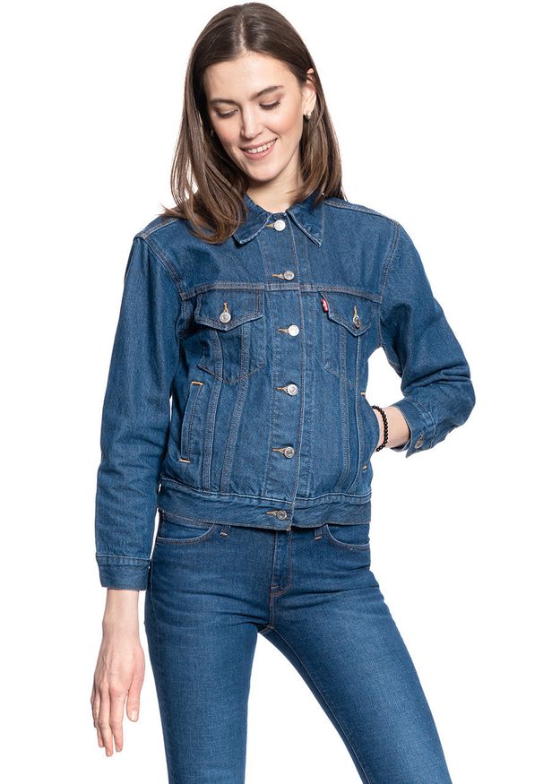 Levi's® - DAMSKA KURTKA JEANSOWA LEVI’S Ex- Boyfriend Trucker 299440011. Okazja: na spacer. Materiał: jeans. Wzór: aplikacja. Sezon: lato. Styl: retro, elegancki