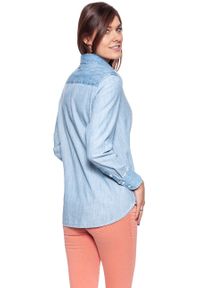 Wrangler - KOSZULA JEANSOWA DAMSKA WRANGLER L/S BOYFRIEND SHIRT LIGHT INDIGO W5217O62E. Okazja: na co dzień. Materiał: jeans. Styl: casual #8