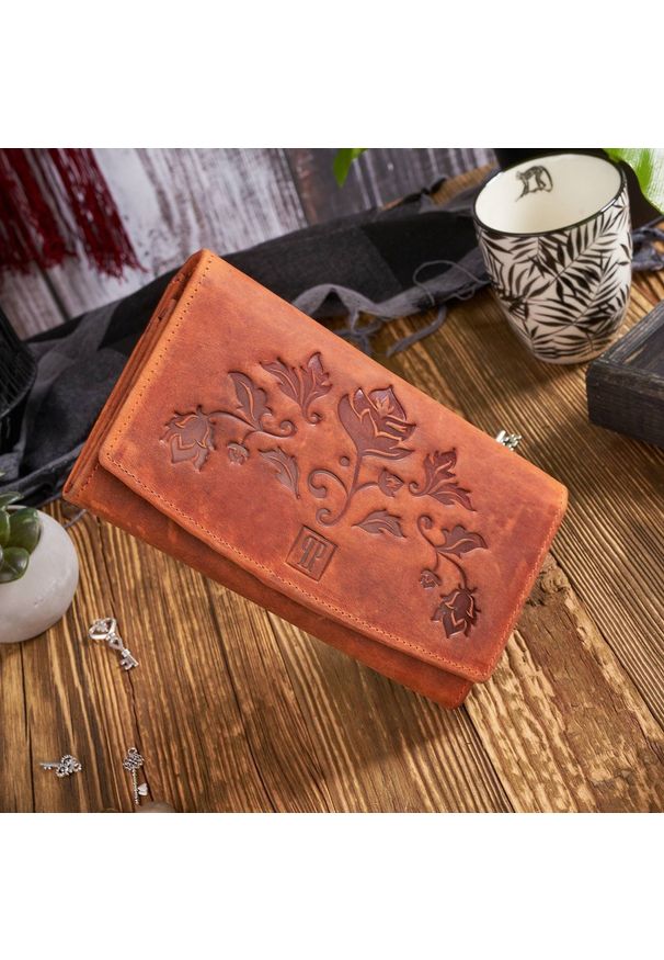 Portfel damski skórzany PAOLO PERUZZI pomarańczowy T-01-OR. Kolor: pomarańczowy. Materiał: skóra. Wzór: kwiaty
