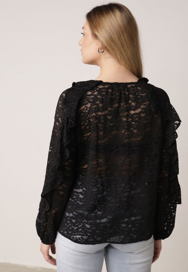 Born2be - Czarna Bluzka z Koronki Ozdobiona Falbankami Sewola. Typ kołnierza: kołnierz z falbankami. Kolor: czarny. Materiał: koronka. Wzór: aplikacja, koronka. Styl: elegancki