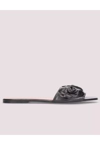 PRETTY BALLERINAS - Czarne klapki Isla. Kolor: czarny. Materiał: guma. Szerokość cholewki: normalna. Wzór: kwiaty